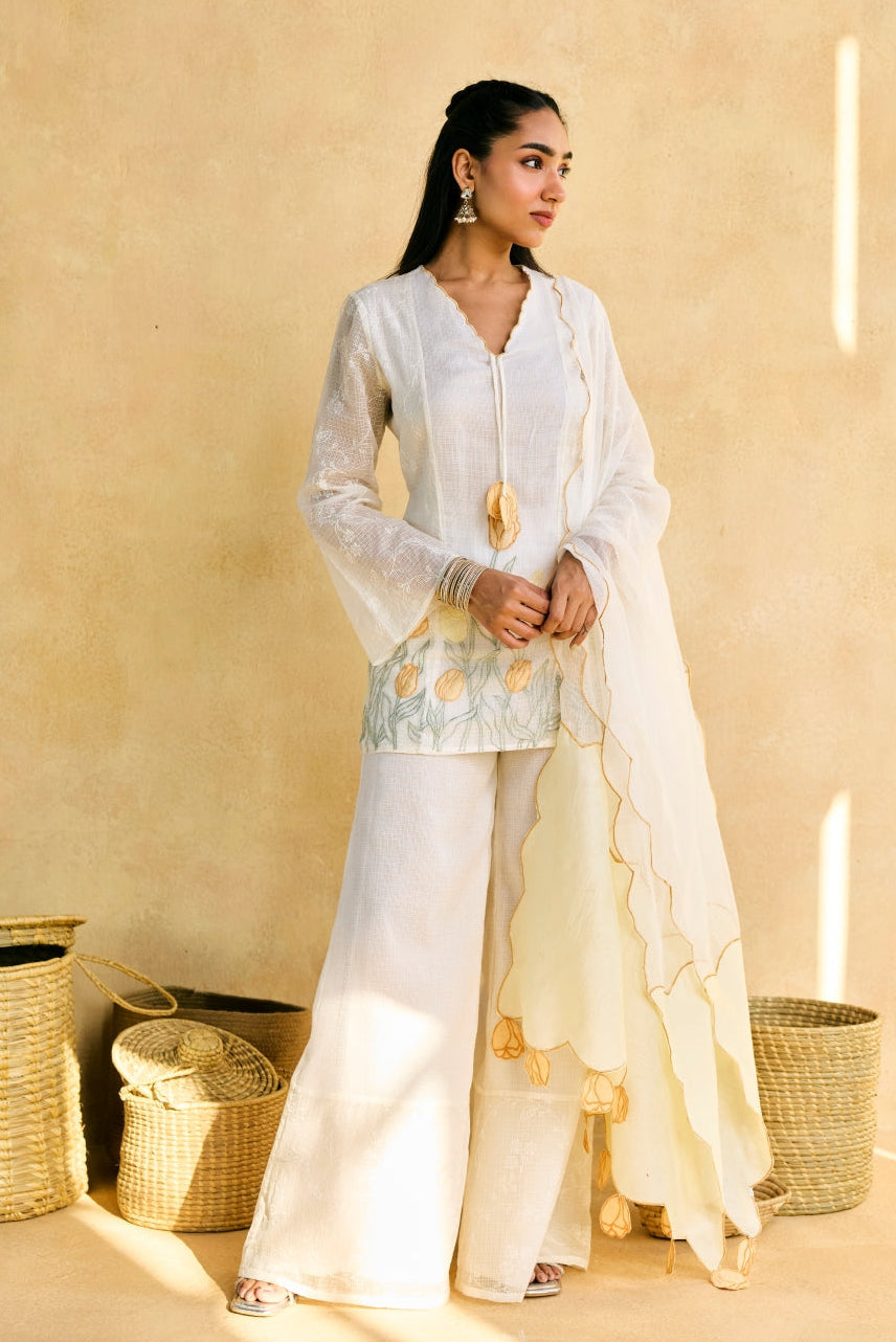 Isharaiya Tulip Embroidered White Kurta Set